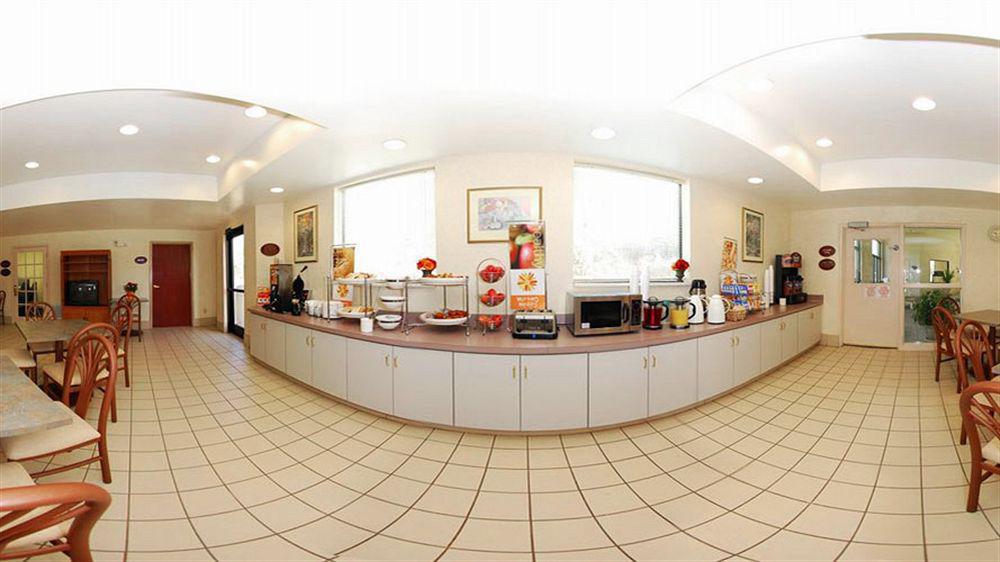 Clarion Pointe - Raleigh North Hotel 2*